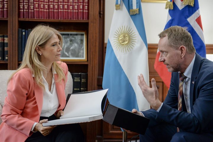 Verónica Magario recibió al embajador de Noruega Halvor Sætre